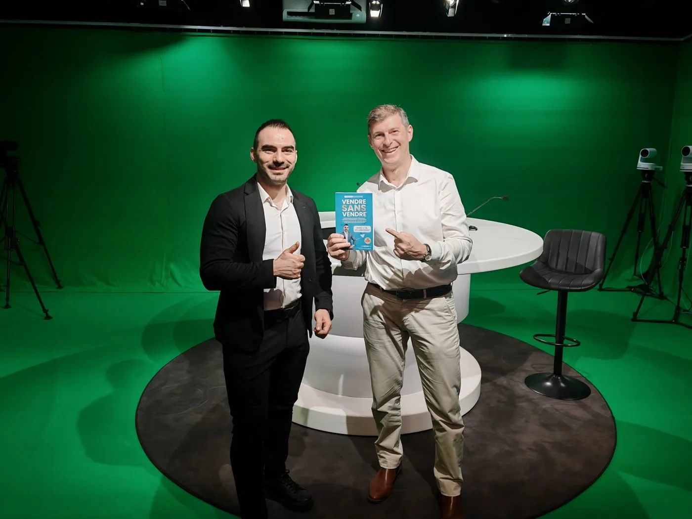 Yannick Bouissière sur un plateau, avec son livre